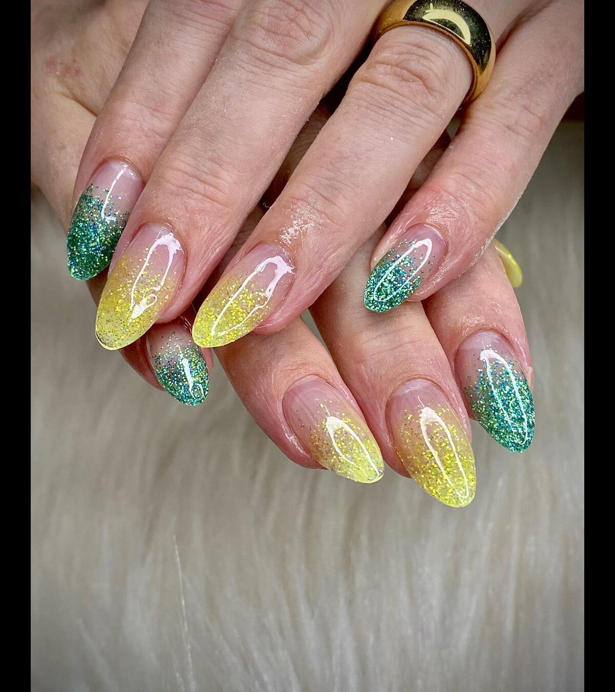 unha em gel amarela com glitter para festas