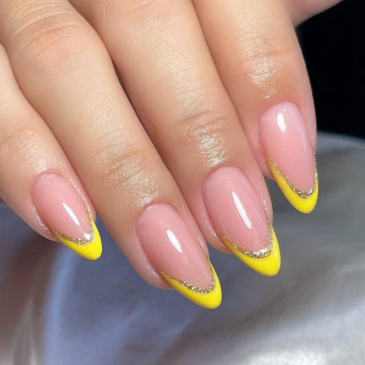unha em gel amarela com glitter grosso