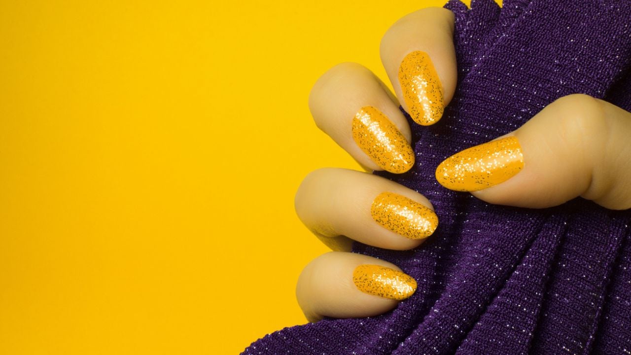 unha em gel amarela com glitter encapsulado