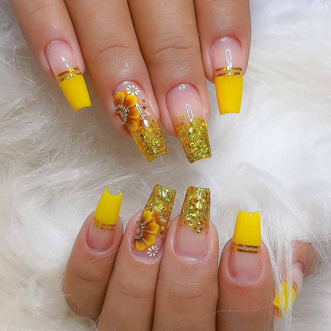 unha em gel amarela com glitter encapsulado