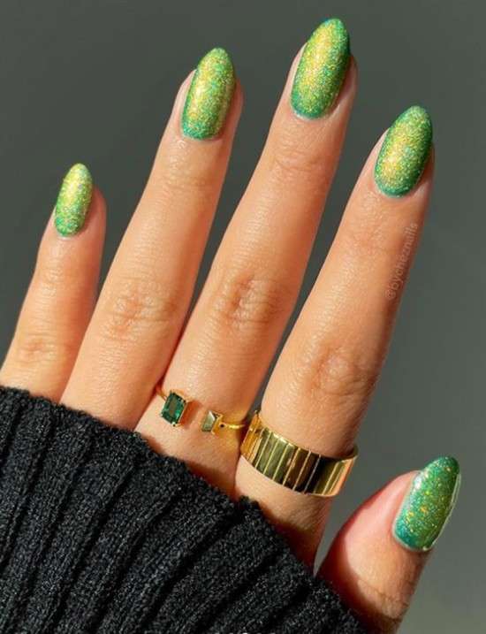 unha em gel amarela com glitter na ponta