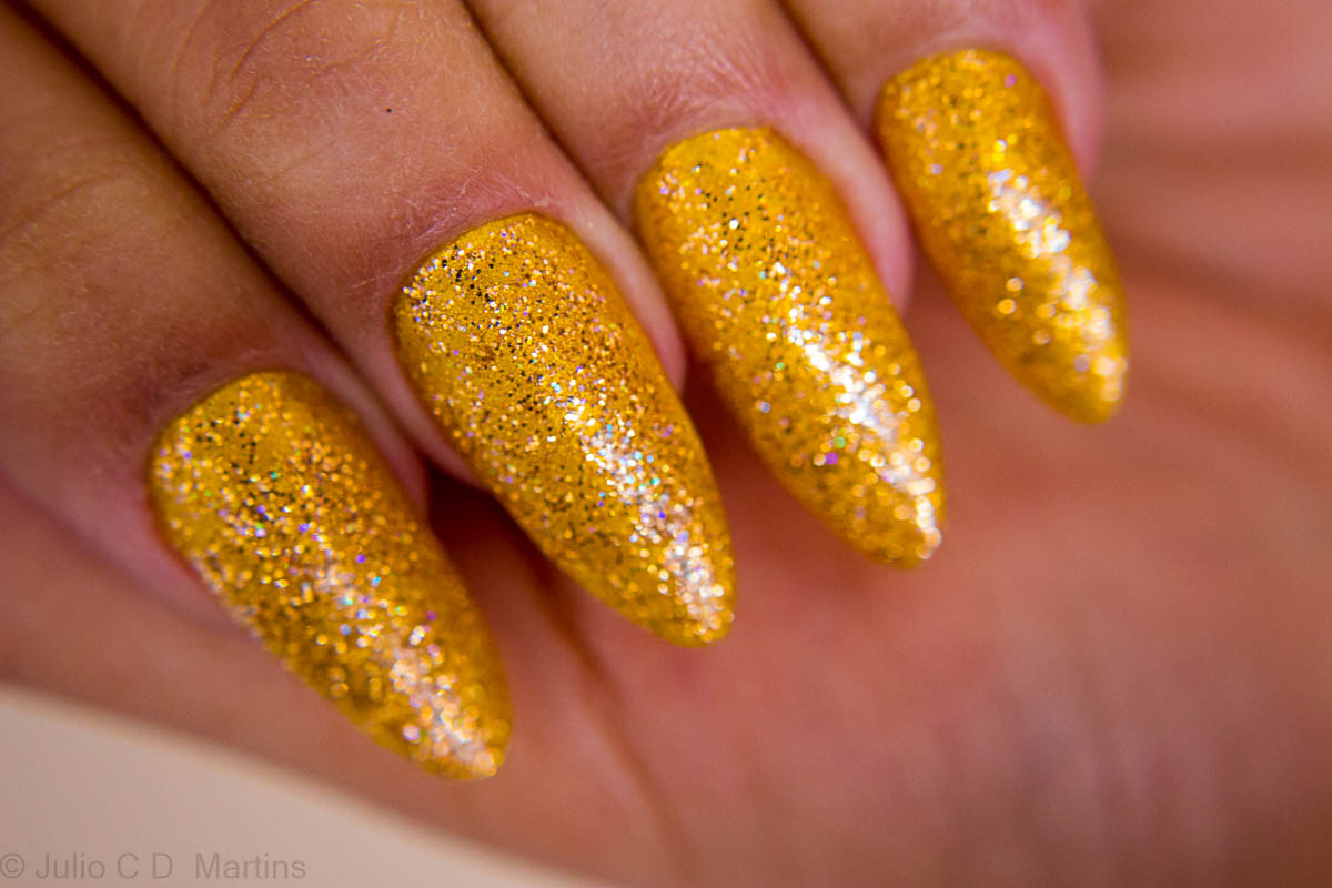 unha em gel amarela com glitter na base