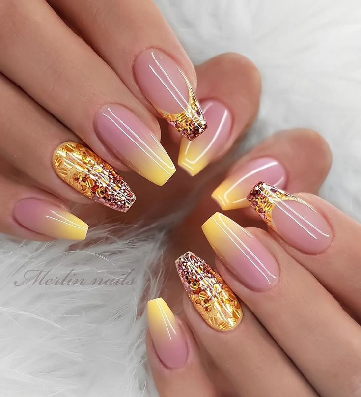 unha em gel amarela com glitter degradê