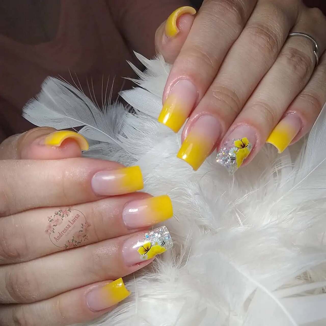 unha em gel amarela com glitter na ponta