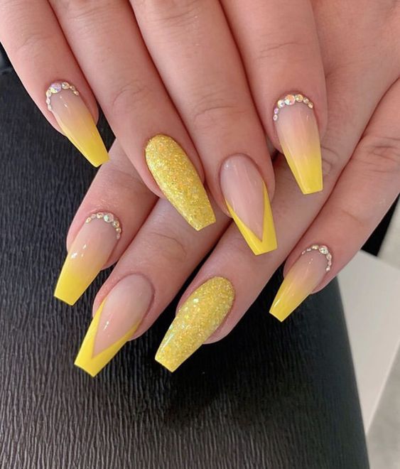 unha em gel amarela com glitter na base