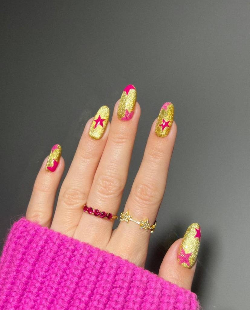 unha em gel amarela pastel com glitter