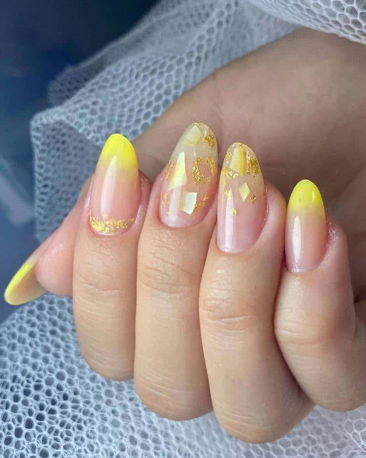 unha em gel amarela butter com glitter