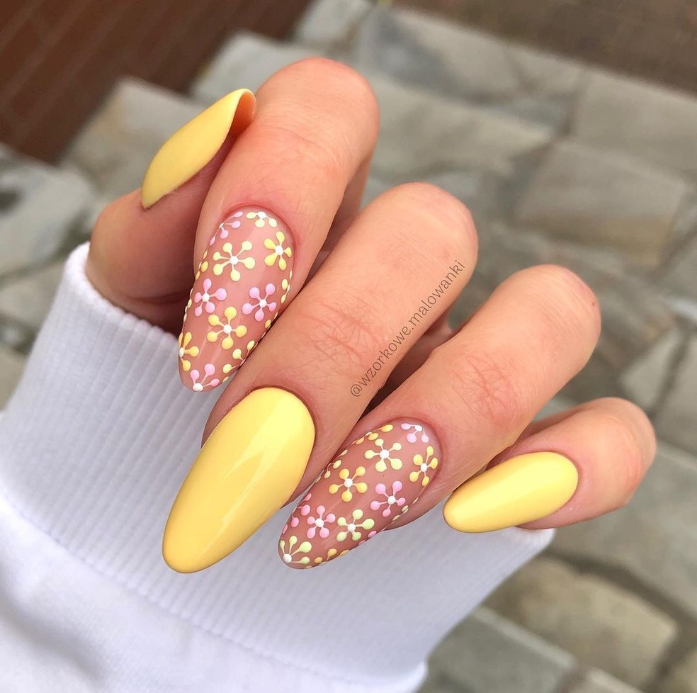 unha em gel amarela filha única com glitter