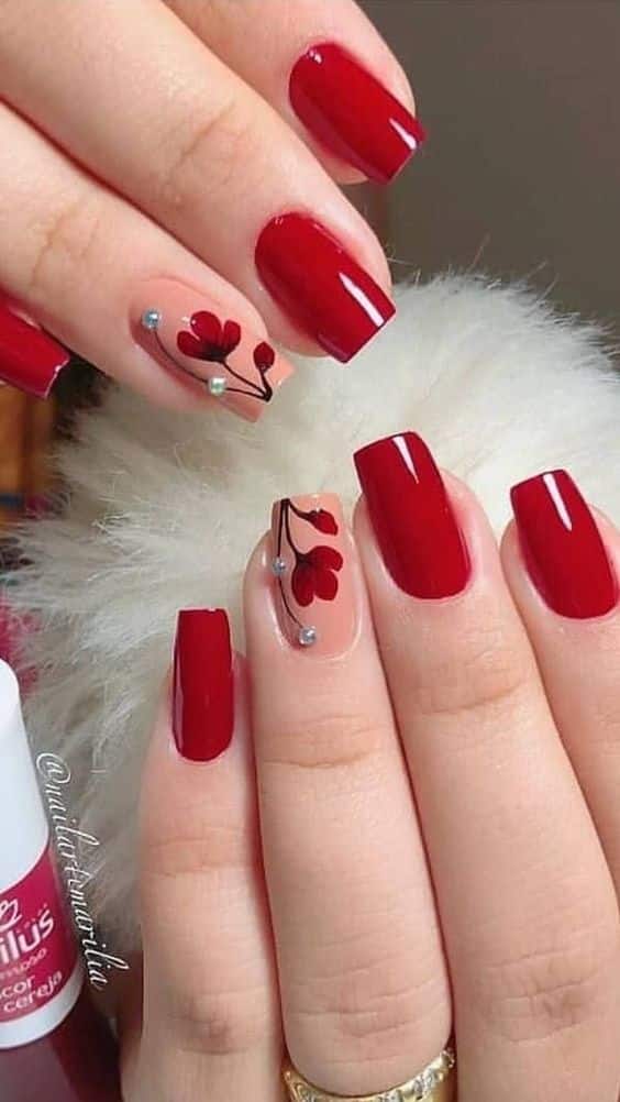 Unhas vermelhas com glitter: ideias para festas e dia a dia