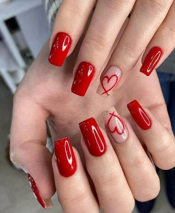 Acessórios para unhas vermelhas: cristais e adesivos que brilham