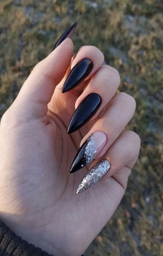 unha em gel preta bailarina com glitter