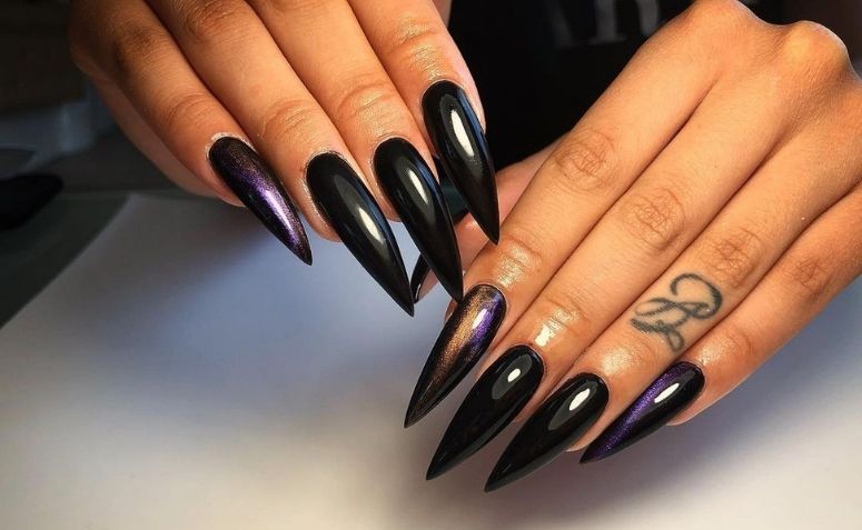 ideias de unhas stiletto pretas decoradas