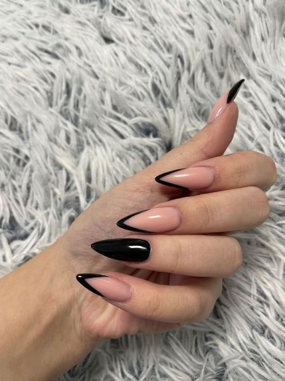 ideias de unhas stiletto pretas decoradas