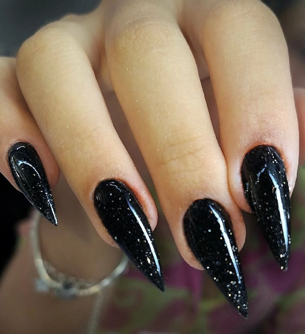 unha stiletto preta vs unha amendoada preta