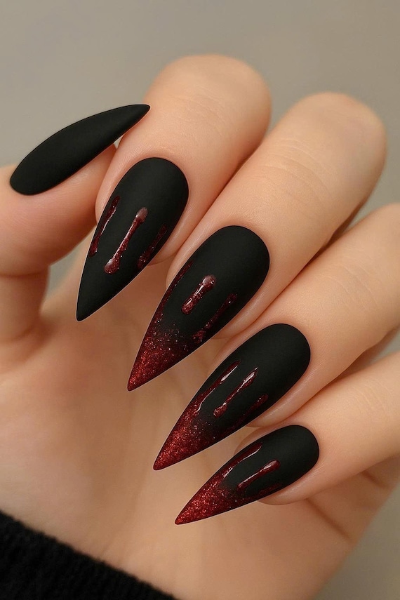 unha em gel stiletto preta