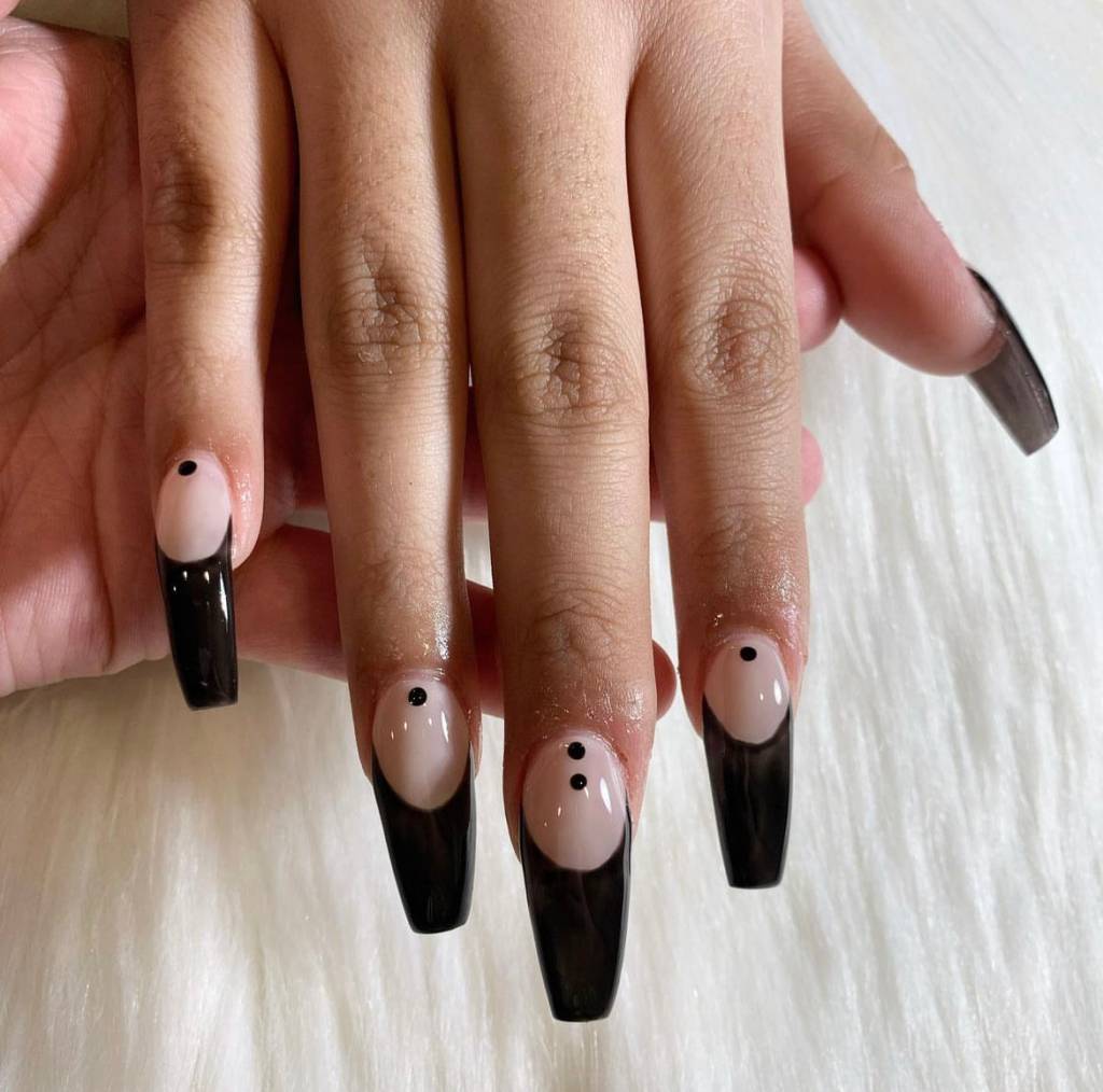 quanto custa fazer unha francesinha preta em salão