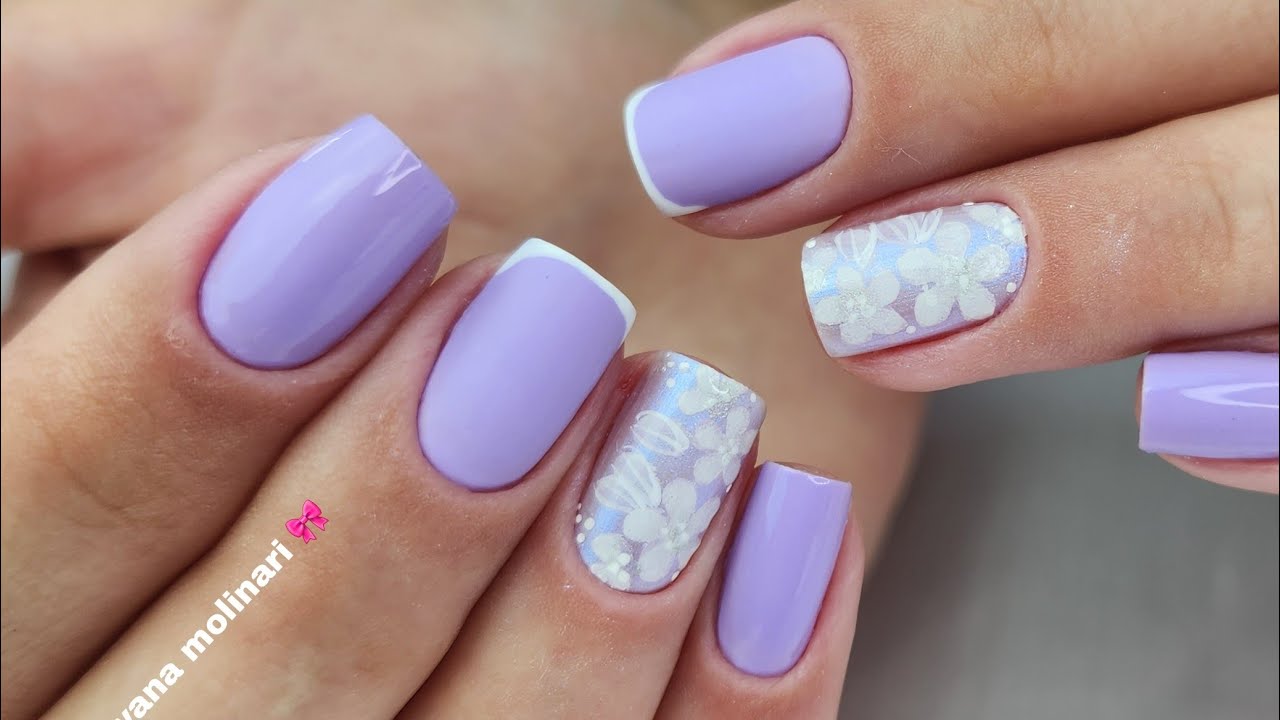 inspiração de unhas lilás decoradas com flores