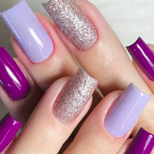 inspiração de unhas lilás decoradas com flores