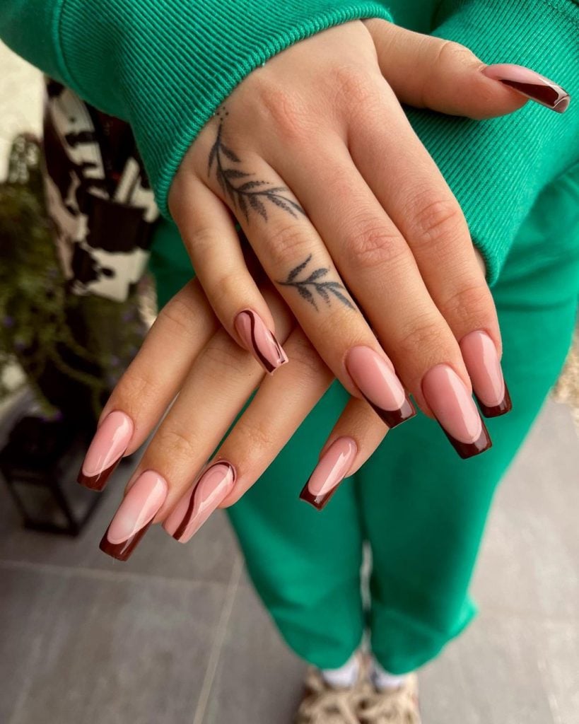 5 ideias de títulos:
1. Unhas Marrons: A Tendência Sofisticada que Dominará 2025/2026
2. Do Clássico ao Moderno: Descubra os Estilos de Unhas Marrons em Alta
3. Guia Completo: Como Usar Unhas Marrons Decoradas para um Look Incrível
4. Unhas Marrons: Inspire-se com as Tendências de Nail Art para a Próxima Temporada
5. A Cor do Ano 2025 nas Unhas: Explorando a Versatilidade do Marrom Mocha Mousse