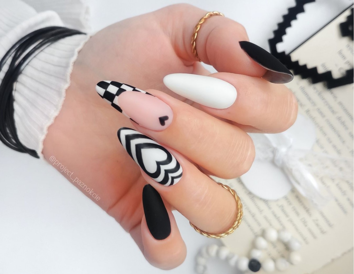 quanto custa fazer unhas decoradas preto e branco