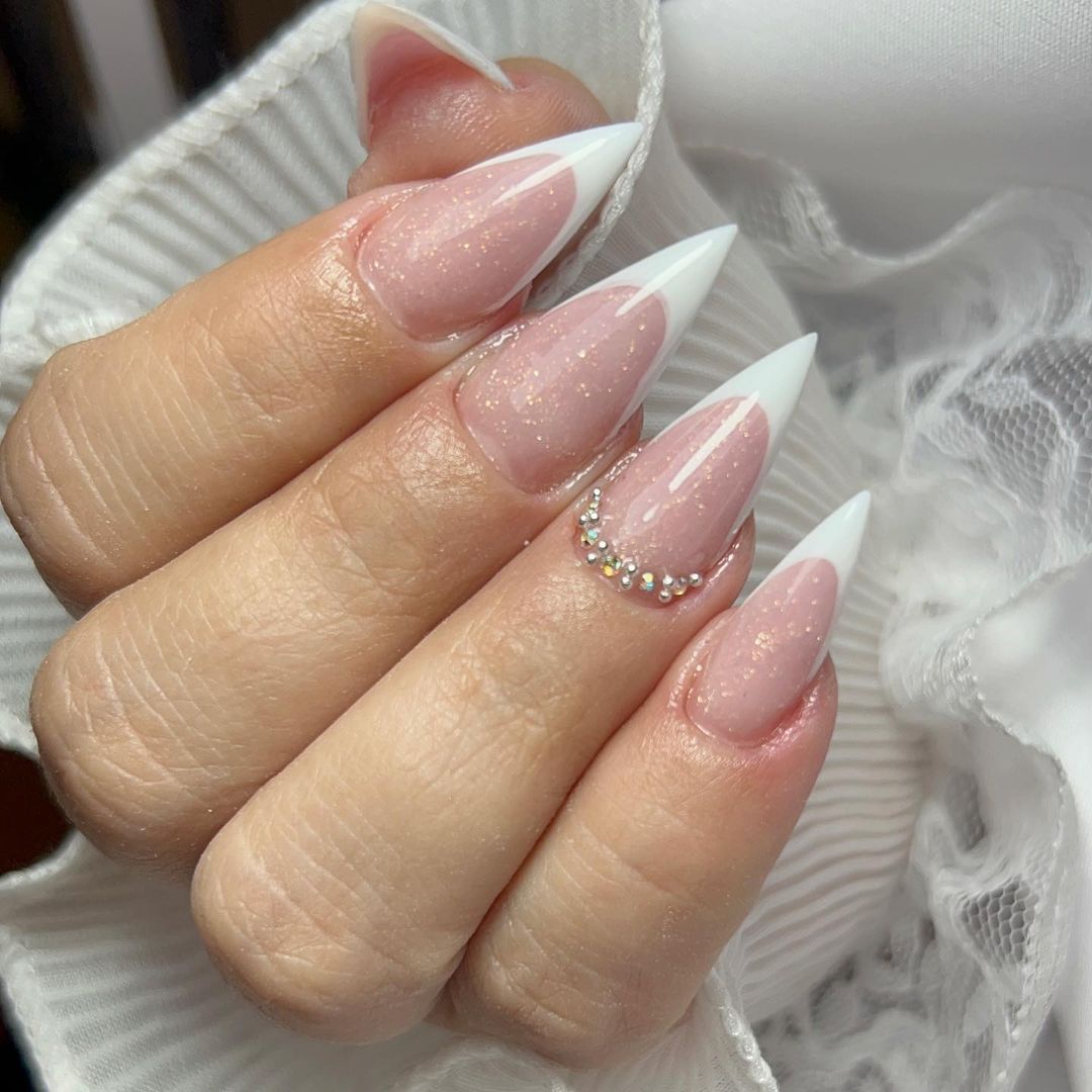 inspiração unhas stiletto diferentes