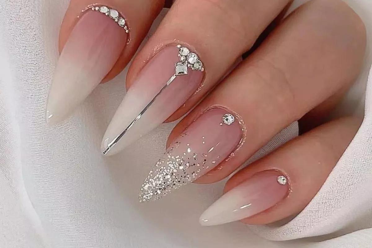 ideias de unhas stiletto decoradas delicadas