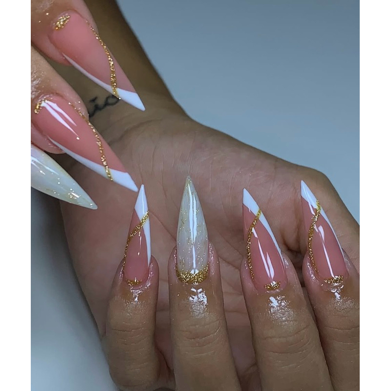 unha stiletto com traços finos