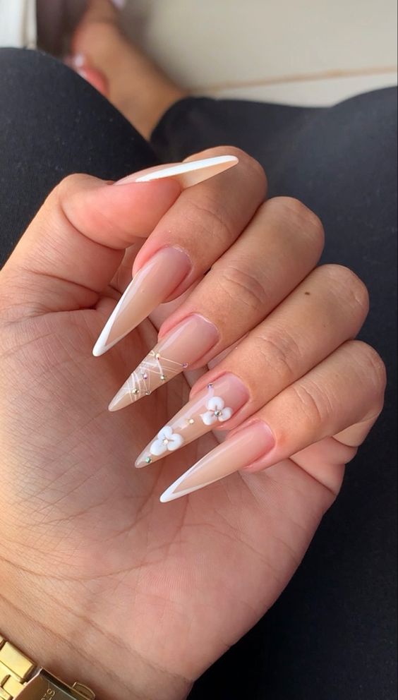 unha stiletto decorada delicada