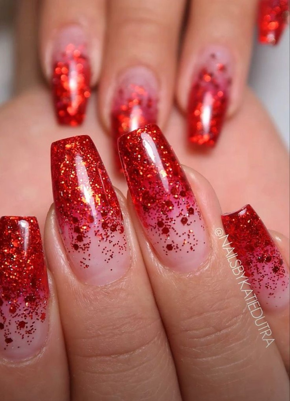unha vermelha com glitter prata