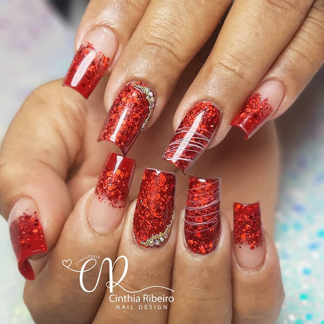unha vermelha com glitter dourado