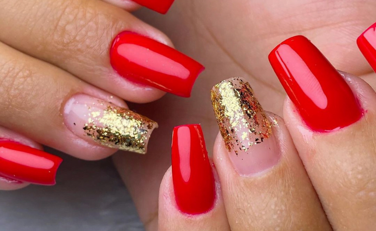 unha vermelha com glitter e francesinha