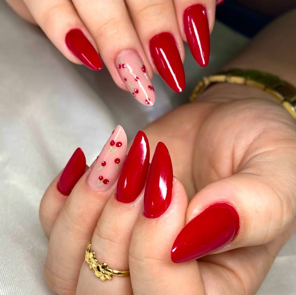 unha vermelha com glitter dourado