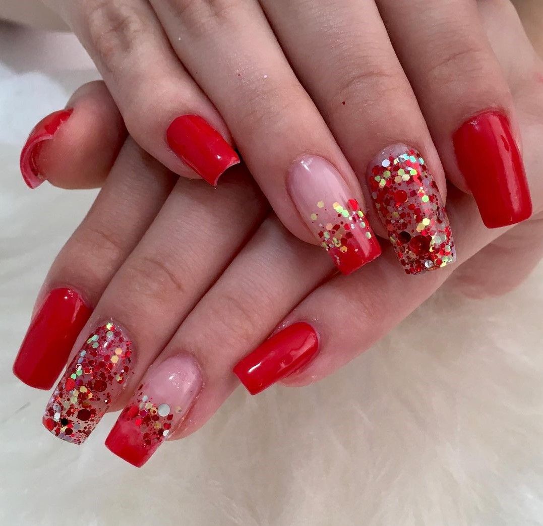 unha vermelha filha única com glitter
