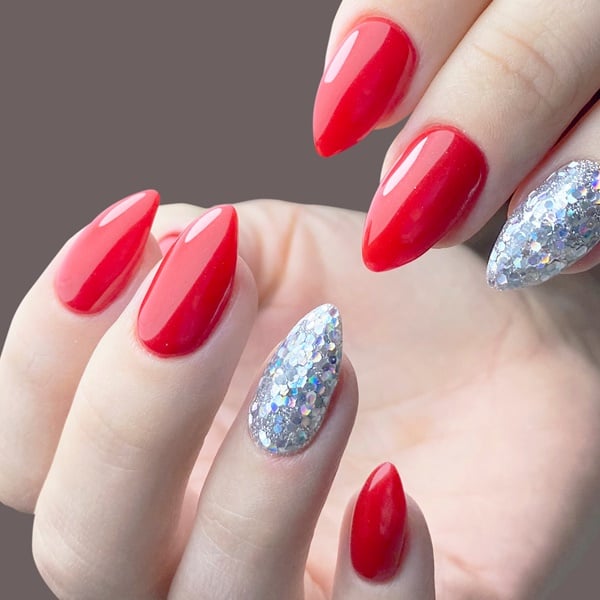 unha vermelha com glitter degradê