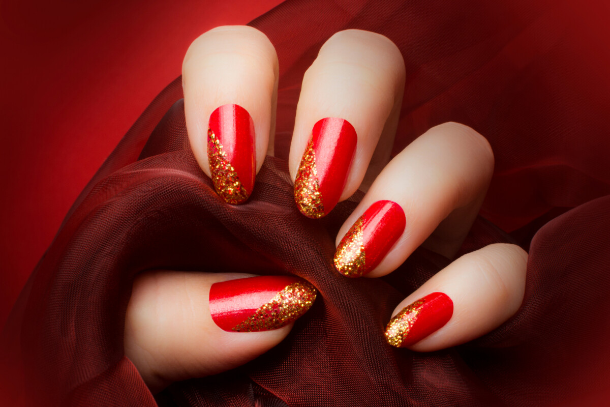 unha vermelha com glitter holográfico