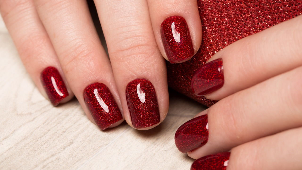 unha vermelha com glitter discreto