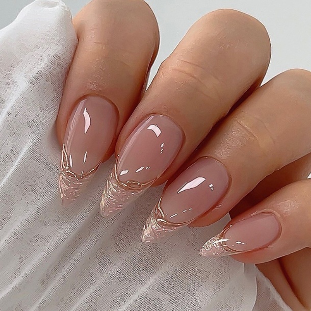 unhas almond delicadas com brilho