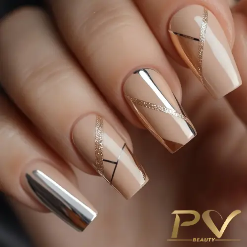 Unhas bege com glitter
