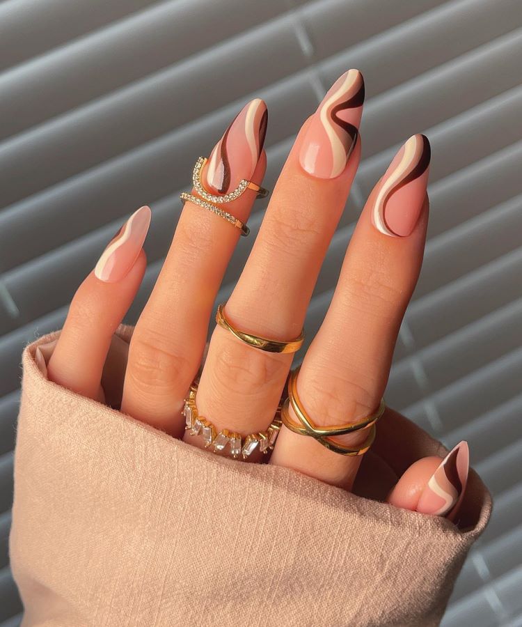 Unhas em gel bege decoradas