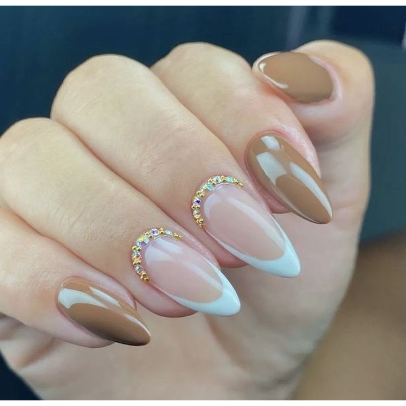 Unhas quadradas bege decoradas