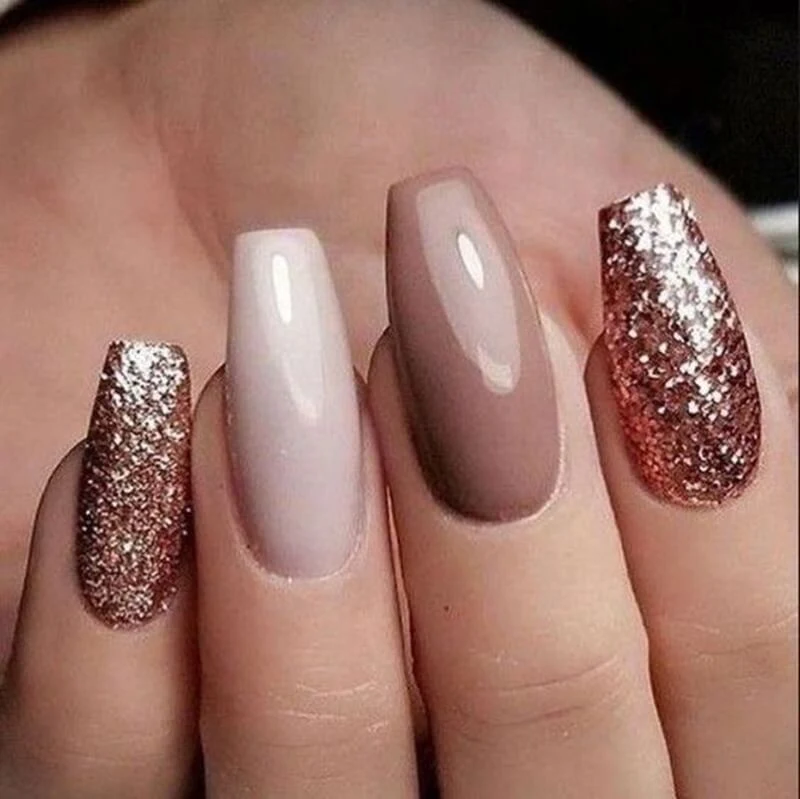 Unhas bege minimalistas