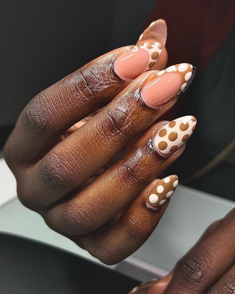 Unhas bege com desenhos geométricos
