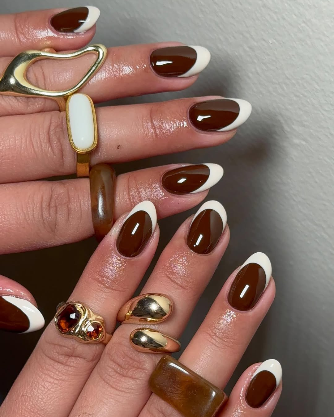 Unhas bege com aplicações