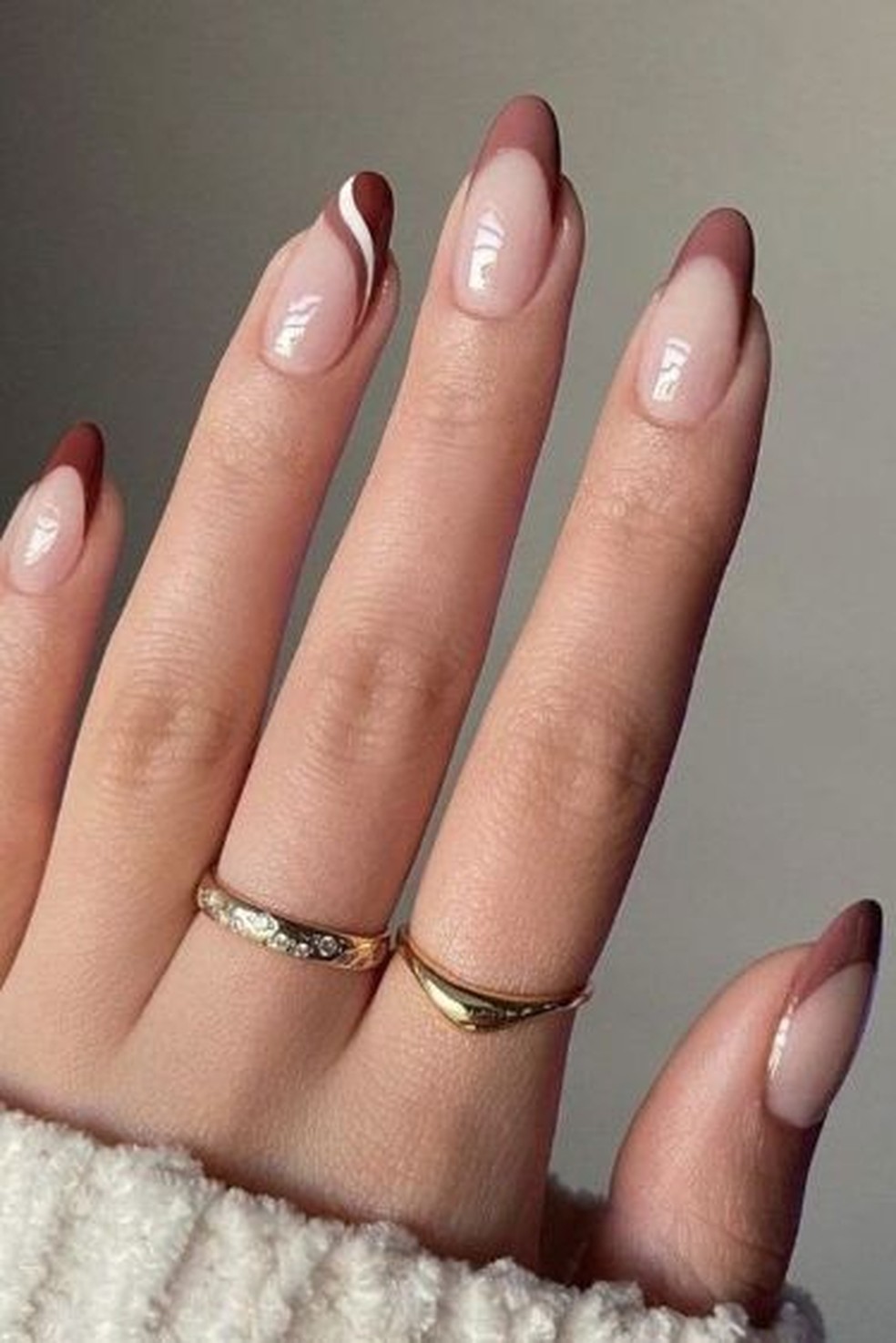 Unhas bege e branco decoradas