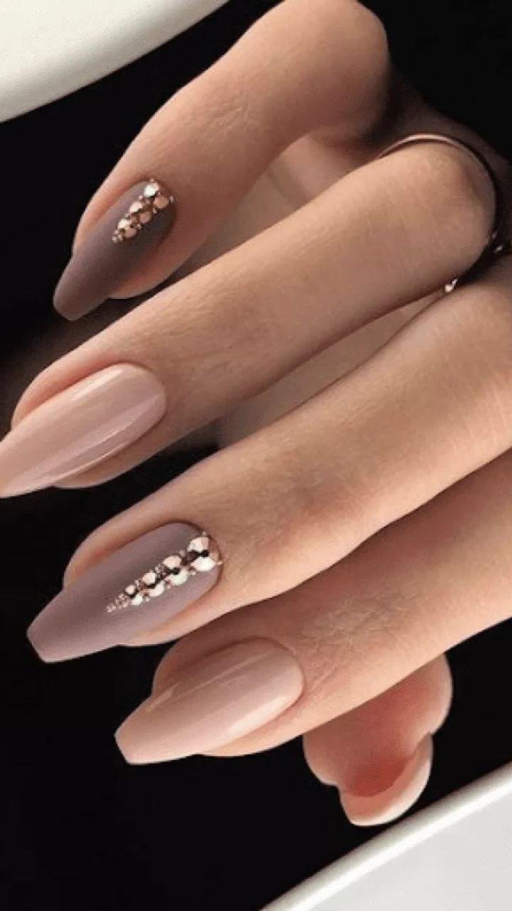 Unhas bege com pedrarias
