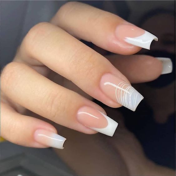 Unhas brancas decoradas com flores