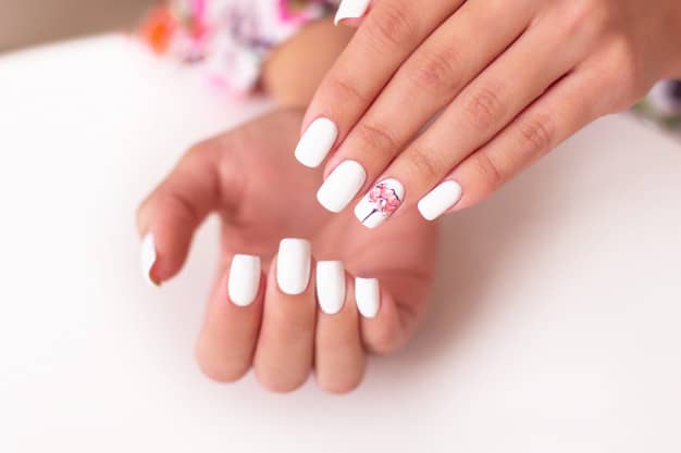 Unhas brancas decoradas ombré