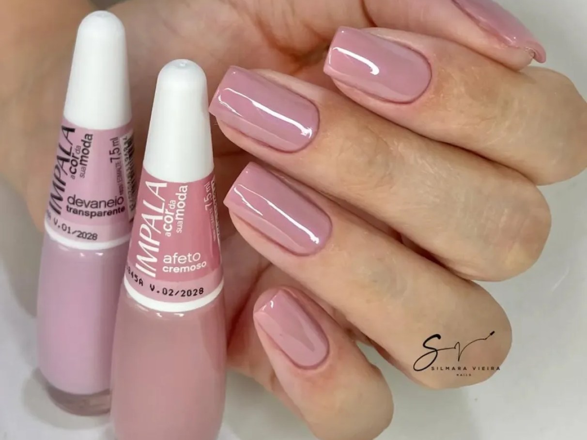 unhas claras e delicadas