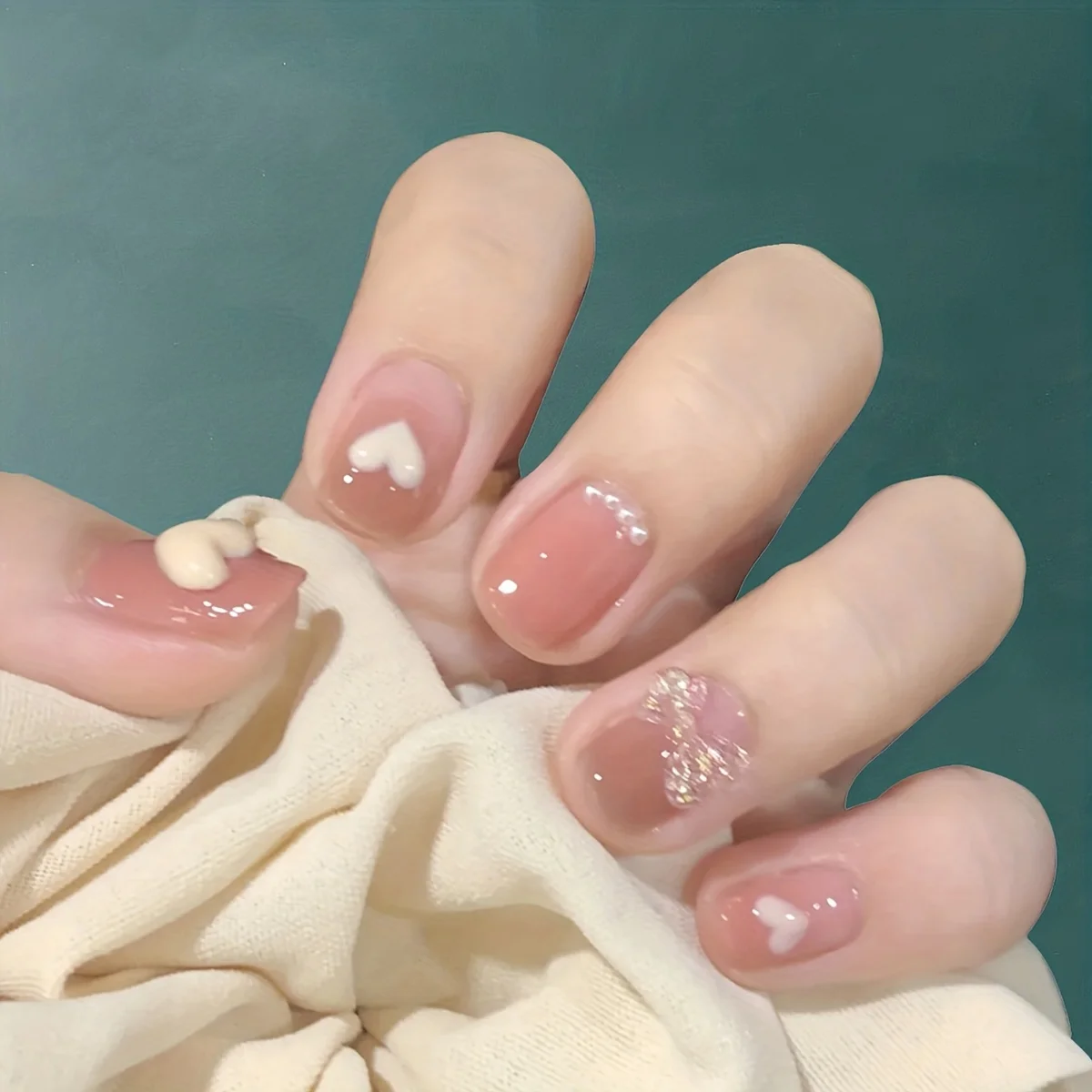 unhas claras e delicadas