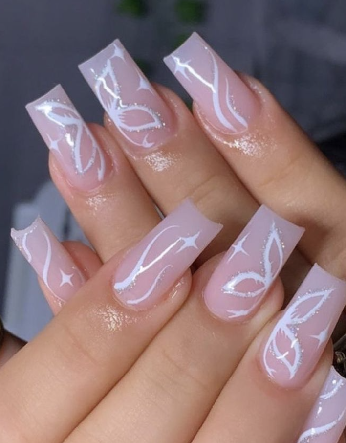 unhas borboleta e glitter encapsuladas
